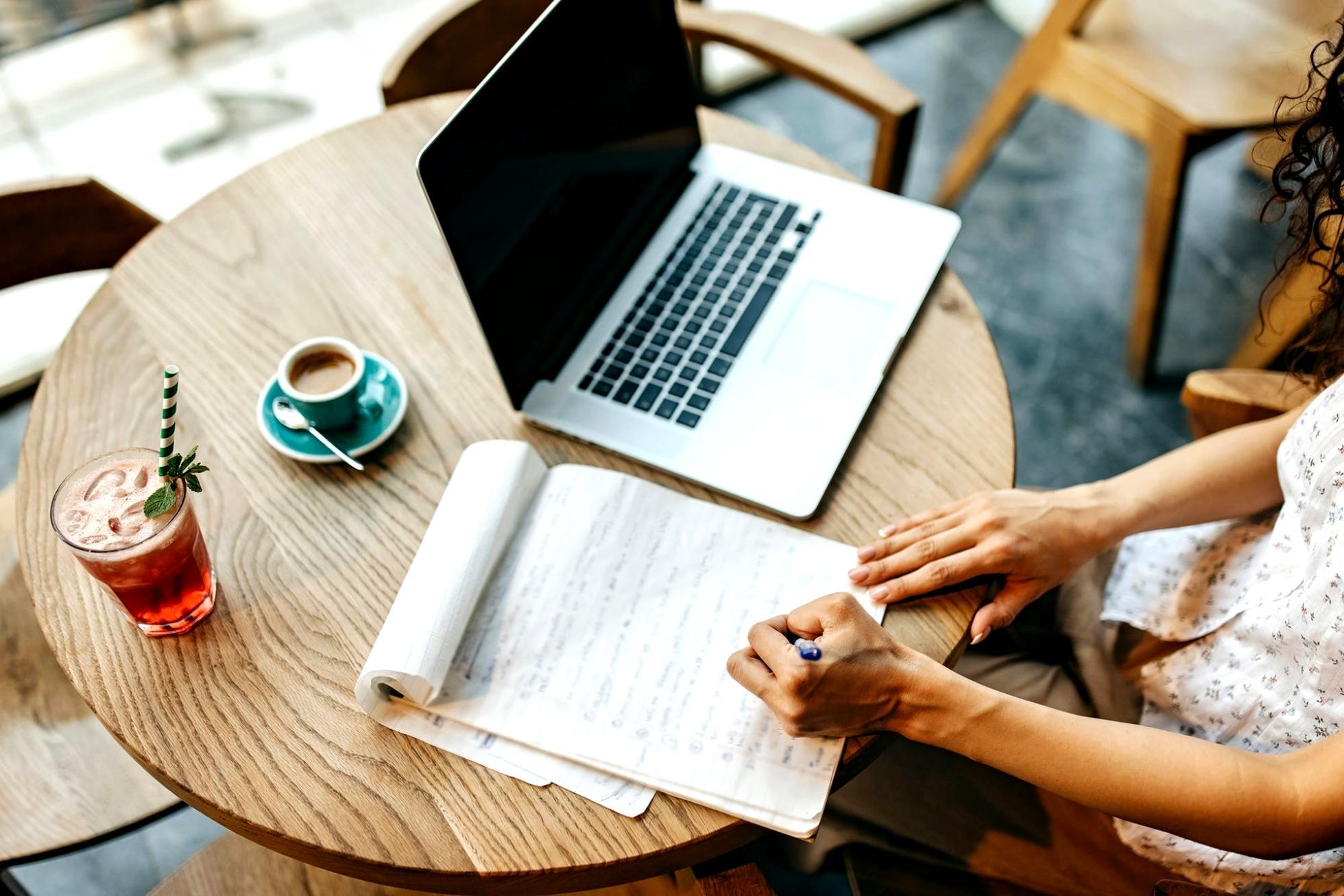 Διαδραστική πλατφόρμα εκπαίδευσης με ασκήσεις επαγγελματικής επικοινωνίας